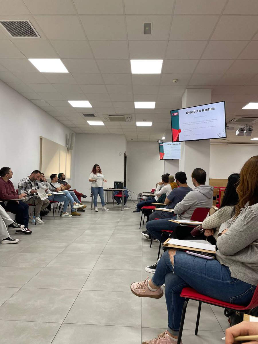 ccooand_FI's tweet photo. #ESTAPASANDO 2° grupo de Jóvenes de @Industria_CCOO están recibiendo en Sevilla el 2° módulo de Política Sindical del Plan de Cualificación
📚Formación relativa a NC: tipos de convenios, criterios de negociación, juventud, planes de igualdad, organización
#ReEvolucionEnMarcha https://t.co/vFlOkrN3Jd