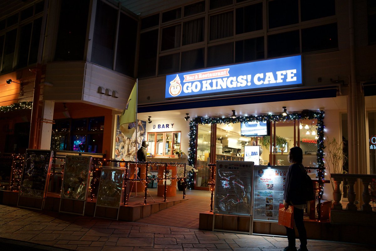 OKIA31177533's tweet photo. アメリカンヴィレッジにある #gokingscafe お酒を飲みながら前日の天皇杯を鑑賞。出てくる料理も旨いのよ。外国籍を中心に選手たちも良く来るそうで、テーブス選手のサインも置いてあって沖縄の夜を楽しめます。バスケファンにはマジお勧め。隣は #bubaru https://t.co/v7oqH003b3