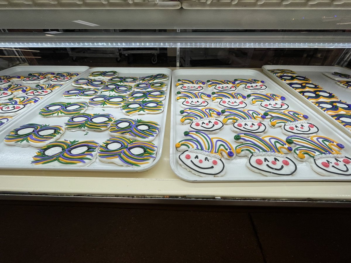 Area_Photog's tweet photo. #MardiGras at @LanesBakery the place for #paczki Things will get messy for @JoshSpreiterTV https://t.co/a6qNbKXFzn