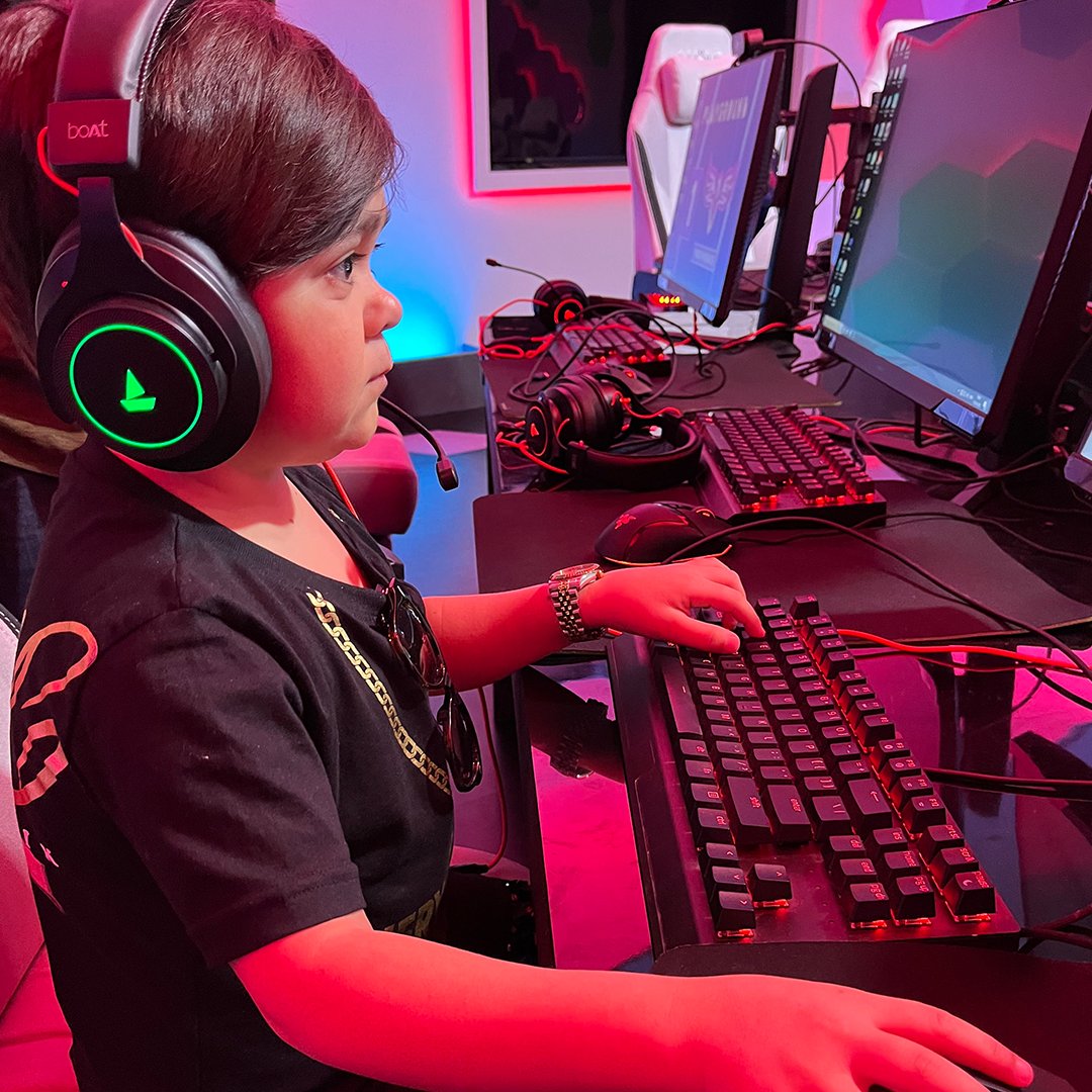 amazonMXPlayer's tweet photo. internet sensation @AbduRozik__ winds down and floats his boat by gaming! You tell us in the comments what helps you #FloatYourBoat!
watch #Playground02, streaming everyday at 7 pm on Amazon miniTV, wo bhi bilkul free! https://t.co/i1luXSCbdI