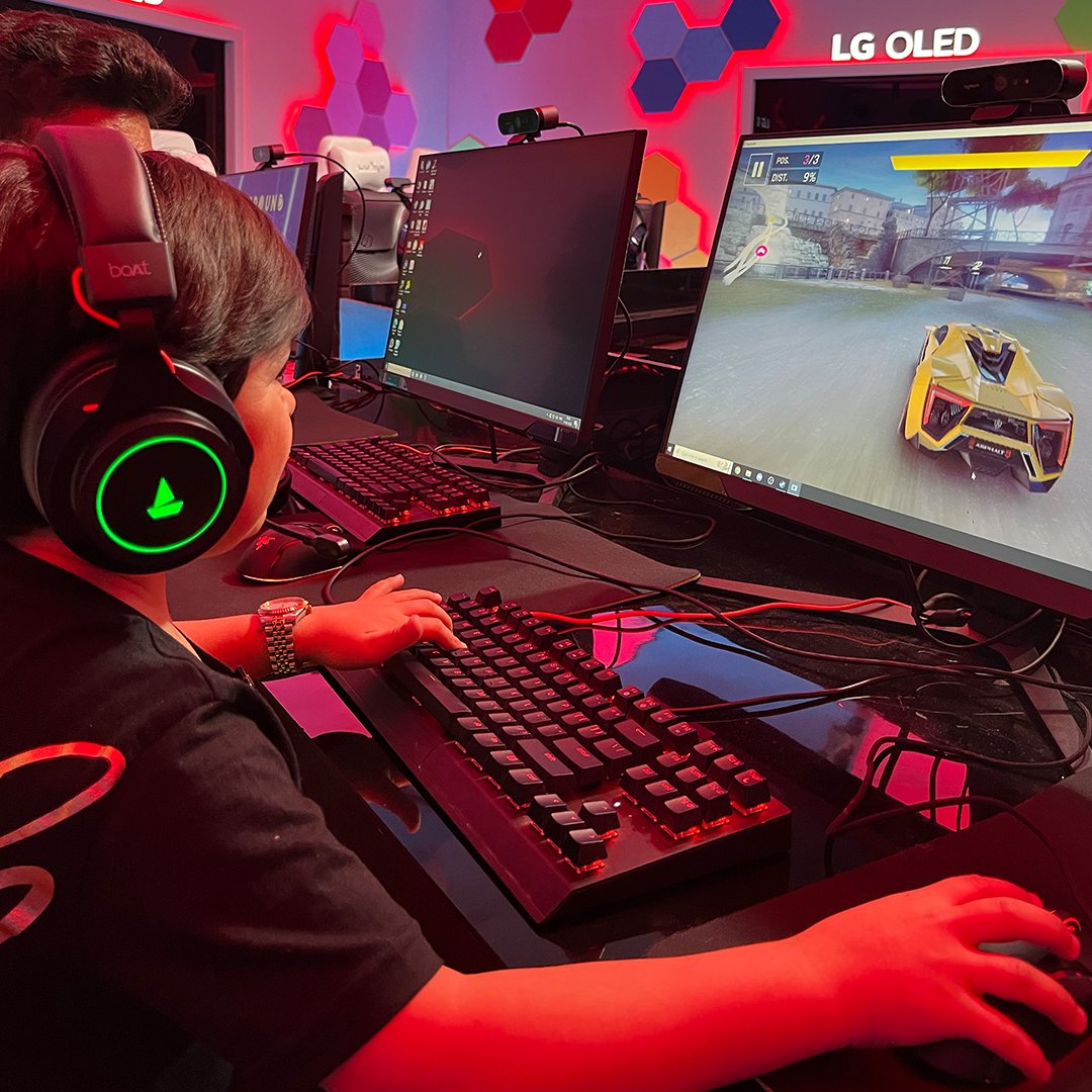 amazonMXPlayer's tweet photo. internet sensation @AbduRozik__ winds down and floats his boat by gaming! You tell us in the comments what helps you #FloatYourBoat!
watch #Playground02, streaming everyday at 7 pm on Amazon miniTV, wo bhi bilkul free! https://t.co/i1luXSCbdI