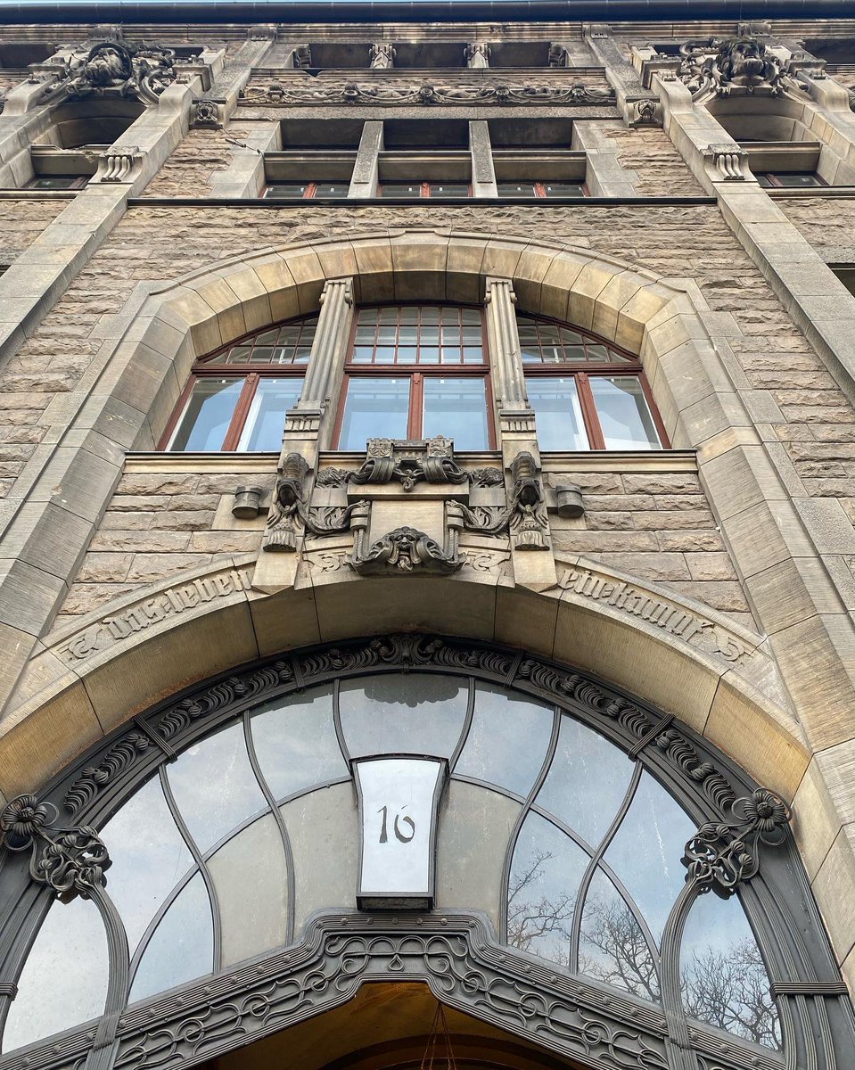 bacwberlin's tweet photo. Als Rath #ausblick der Woche ein Foto des Nebeneingangs des Rathauses Charlottenburg.
#ausblickecw #bacw https://t.co/p9gcBwQPcZ