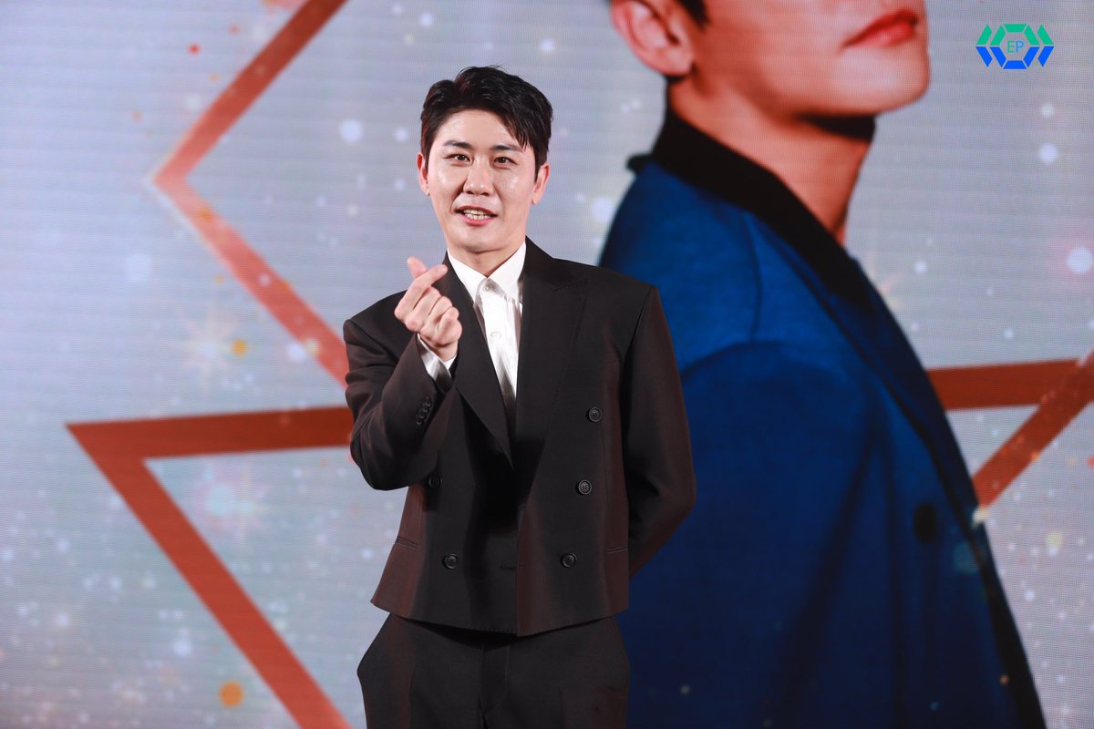 epnewsonline's tweet photo. #EPNEWS "ยองทัก" สัมภาษณ์สื่อ ในงานแถลงข่าว " YoungTak in Thailand"

#영탁 #Youngtak #ยองทัก
#YoungTakinThailand
#TeroMusic #milagroentertainment #livenation https://t.co/ULo1FDDeri