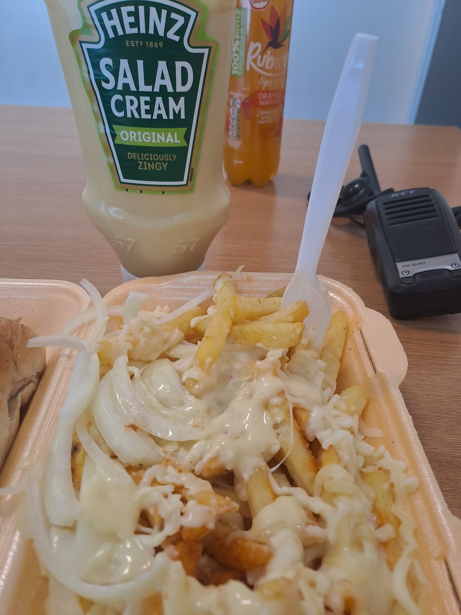 Ian19691969's tweet photo. Cheesey chips with onions and @HeinzUK salad cream , perfect combo don't you agree https://t.co/kZBanTzNnn
