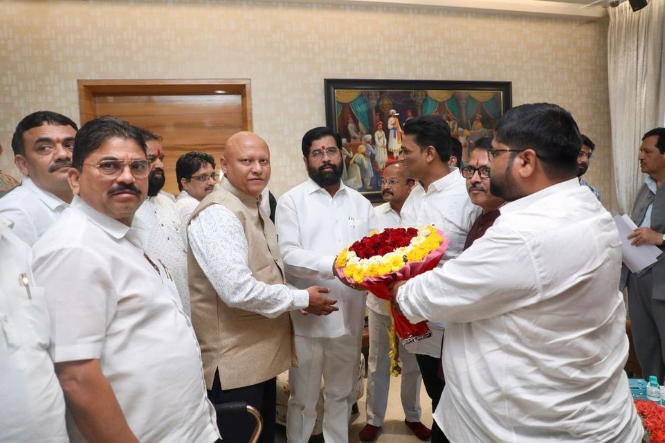 mieknathshinde's tweet photo. #बिहार राज्यातील समता पक्षाच्या शिष्टमंडळाने आज ठाणे येथील निवासस्थानी सदिच्छा भेट घेतली.या भेटीत त्यांनी समता पक्षाला पुन्हा एकदा मशाल चिन्ह मिळावे यासाठी सहकार्य करण्याची विनंती मला केली. https://t.co/MmjoEAIHeF