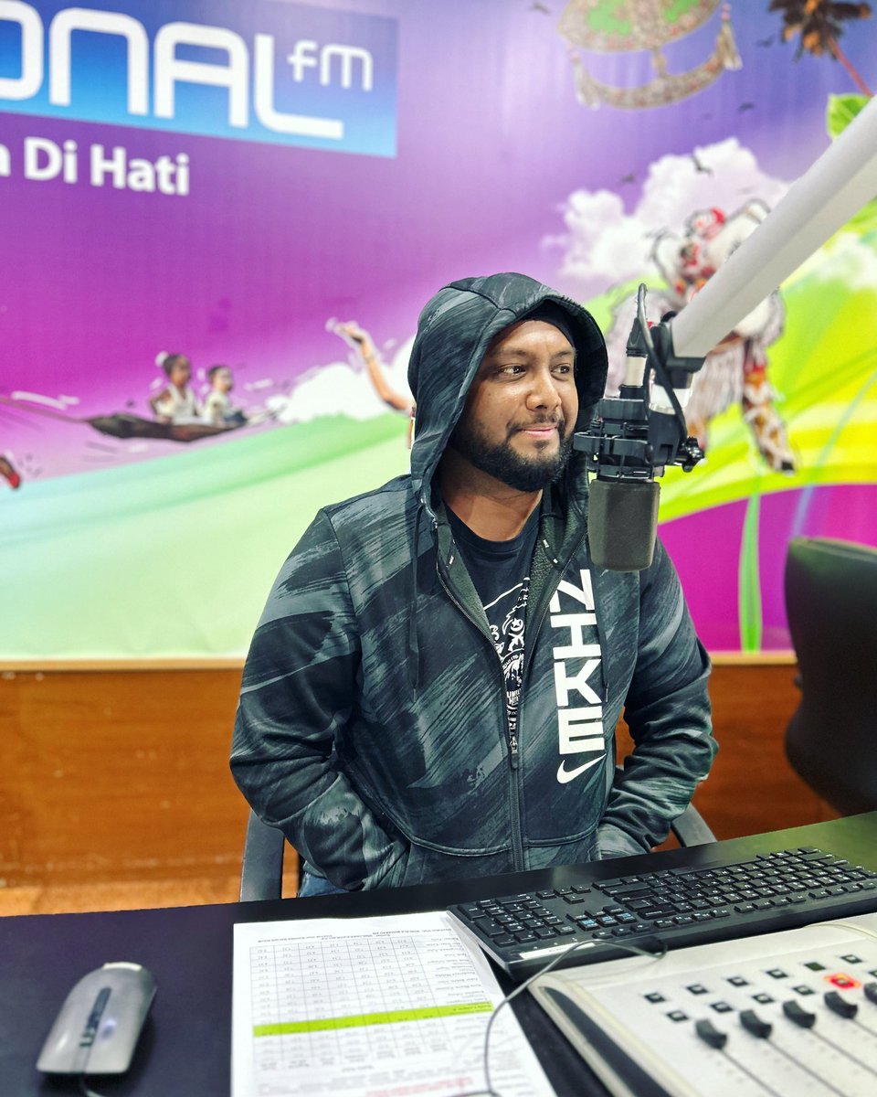 Aliff_thechamp's tweet photo. Hollaa gaiss..selamat malam..Aliff sambung fly dari jam 8-12am..nak minta lagu pun boleh..tune in Nasionalfm sekarang π #WalkWithAliff #FightAliffFight #LetMeIn #TheChampIsHere #NeverGiveUp #BelieveThat #RadioAnnouncer #Producer π€ππ€ https://t.co/5oVUnjfk34