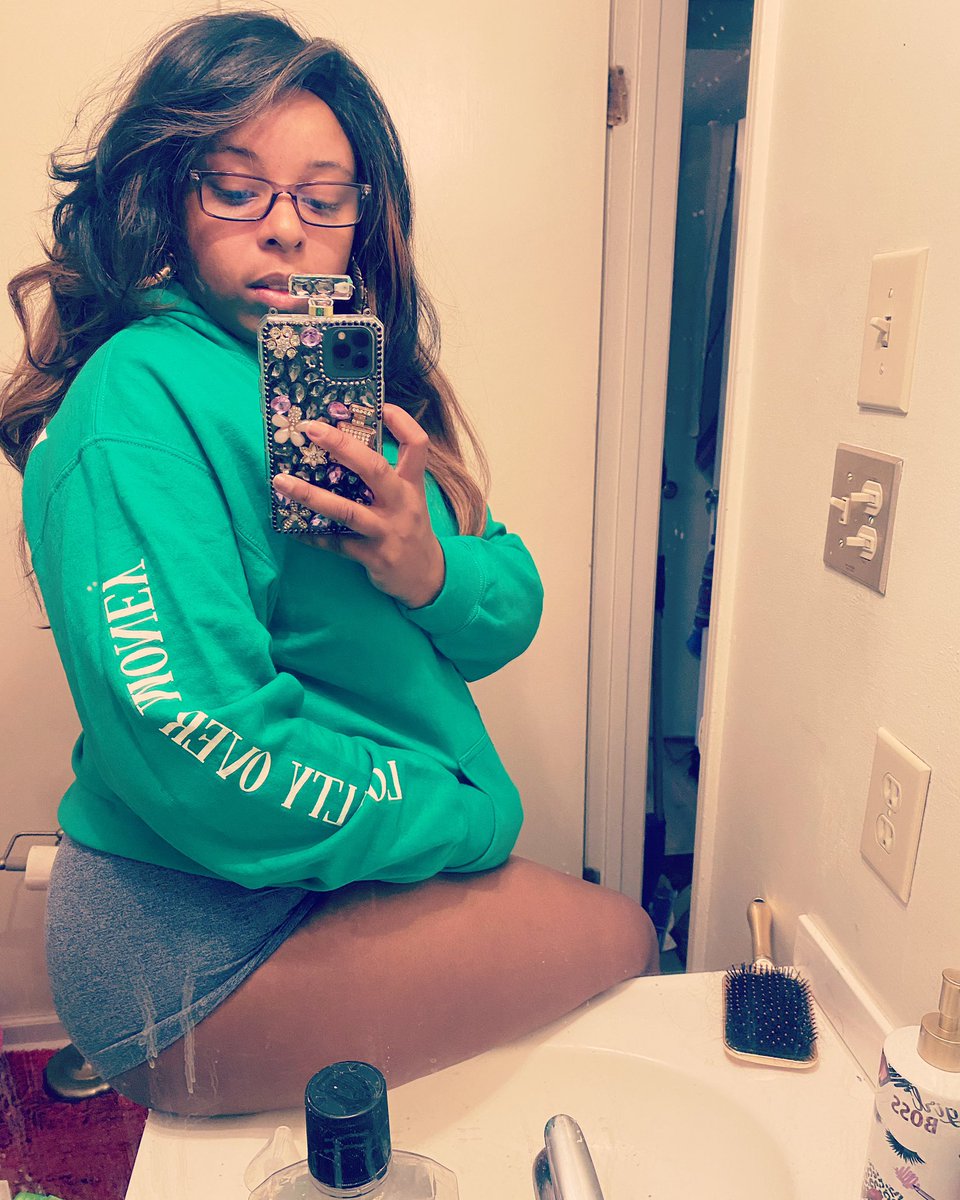 JadaEFFINRaye's tweet photo. @donlennonlom thanks again for more LOM clothing. #loyaltyovermoney #lomclothing #jadaraye #ninedime #CAROLINA 🍀 https://t.co/NjtJRVnv6L