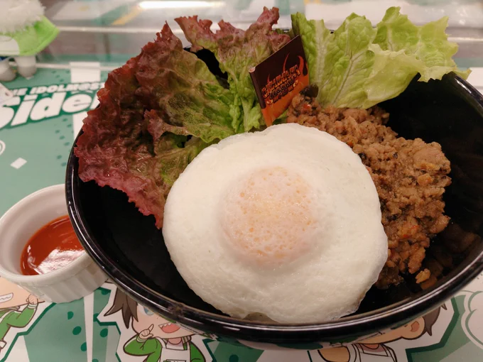 アニカフェ行ってきた!ガパオライスのデスソースナメてた 痛すぎて一瞬で味がわからなくなるしばらく口が痛みに支配されてたあとスタンプ交換でコースター富豪になった最高 