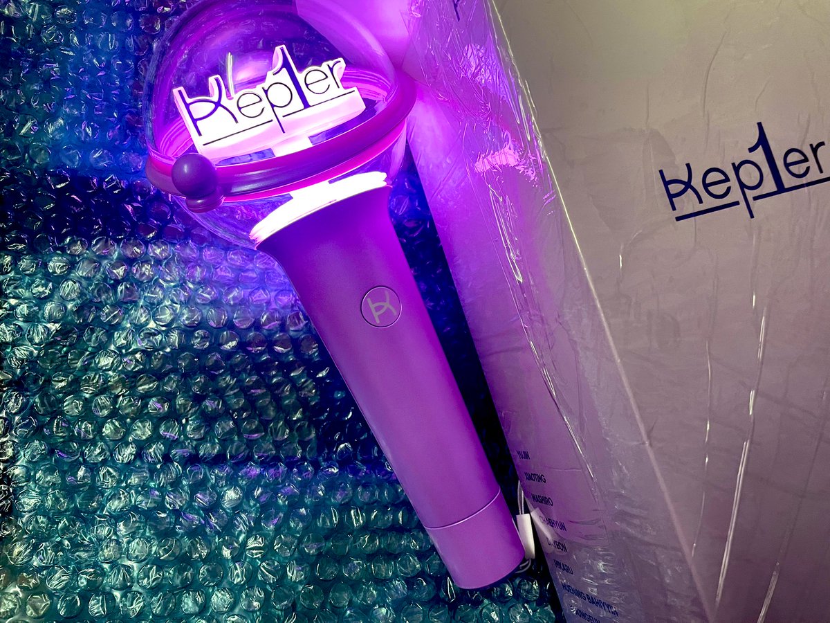 Army8531's tweet photo. รีวิวจากลูกค้าใหม่ค่า #reviewallkorea
ทางร้านทักหาตอบไวค่ะ จัดส่งสินค้าไวมากๆได้รับของไวแพ๊คของมาให้อัดแน่นมากๆเลยค่ะรู้สึกเกรงใจมากๆเลยไม่ได้เสียค่าส่งเลยส่งให้ฟรีอีกขอบคุณที่แพ็คของส่งมาให้อย่างปลอดภัยนะคะ ได้รับแท่งไฟของแท้แน่นอนของจริงสวยมากค่ะ https://t.co/8zsro2nENU