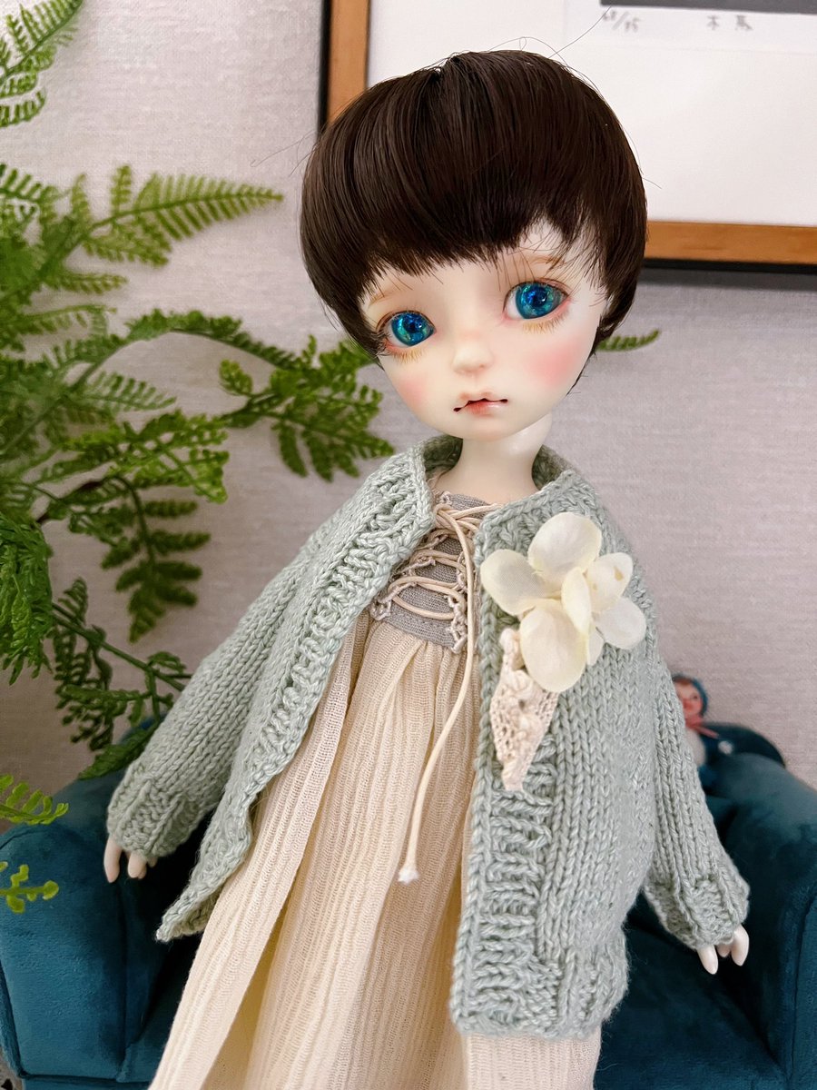 jda_sau's tweet photo. ドール用カーディガンできた!!
初心者に割には思ってたより編めたと思う!
…左右丈違うけど
そもそも最初はリカちゃんサイズのはずだったけど
なぜかimda3.0サイズになっちゃったけど
見てた動画はセーターだったはずだけど
#imdadoll #imda #doll #modigli #ドール #編み物 https://t.co/LjThhOode9
