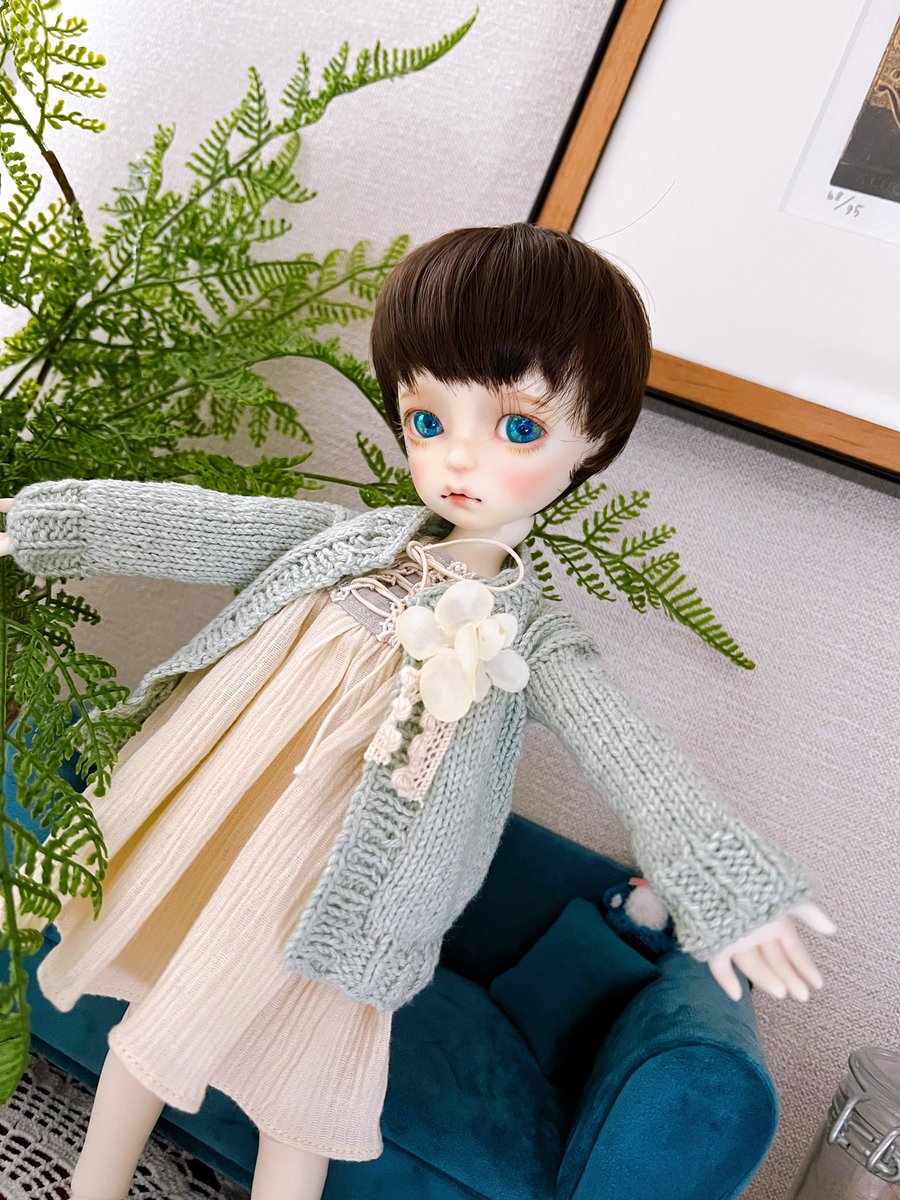 jda_sau's tweet photo. ドール用カーディガンできた!!
初心者に割には思ってたより編めたと思う!
…左右丈違うけど
そもそも最初はリカちゃんサイズのはずだったけど
なぜかimda3.0サイズになっちゃったけど
見てた動画はセーターだったはずだけど
#imdadoll #imda #doll #modigli #ドール #編み物 https://t.co/LjThhOode9