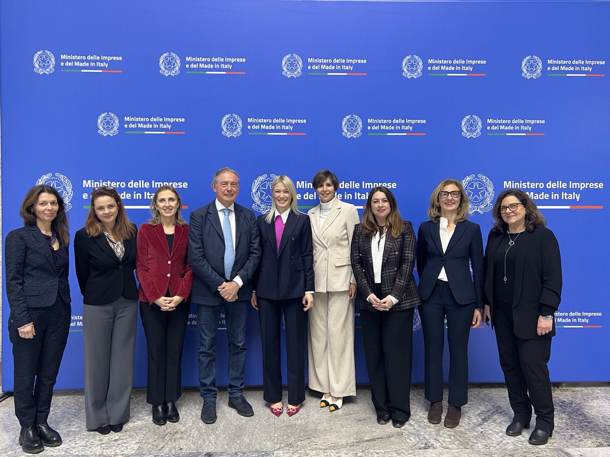 Il ministro <a href="/adolfo_urso/">Adolfo Urso</a> con le componenti #ComitatoImpresaDonna.
"Stiamo lavorando a provvedimenti organici sul fronte delle imprese e le proposte che verranno dal Comitato, saranno importanti per portare il punto di vista, sempre concreto e puntuale, delle nostre imprenditrici