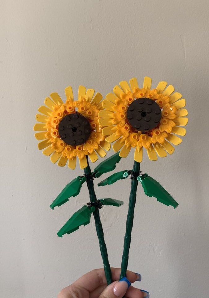 300moods's tweet image. lego sunflowers 🌻