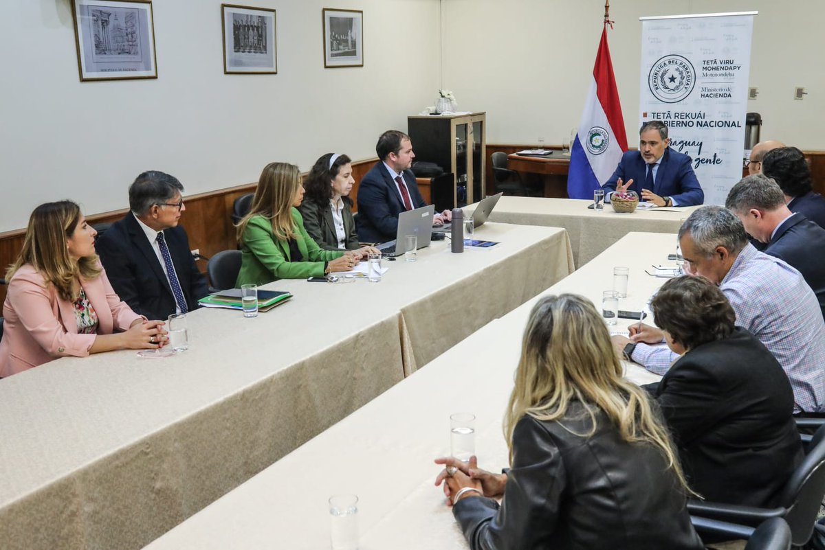 MEF_Paraguay's tweet photo. Una misión de especialistas de @el_BID comenzó la serie de reuniones previstas en el país para verificar avances en la implementación del #SIARE. En la víspera estuvieron con autoridades de Hacienda, encabezadas por el viceministro @ElizecheMarco.

➡️ https://t.co/KVuogX65aN https://t.co/1DwJUD2S9Q