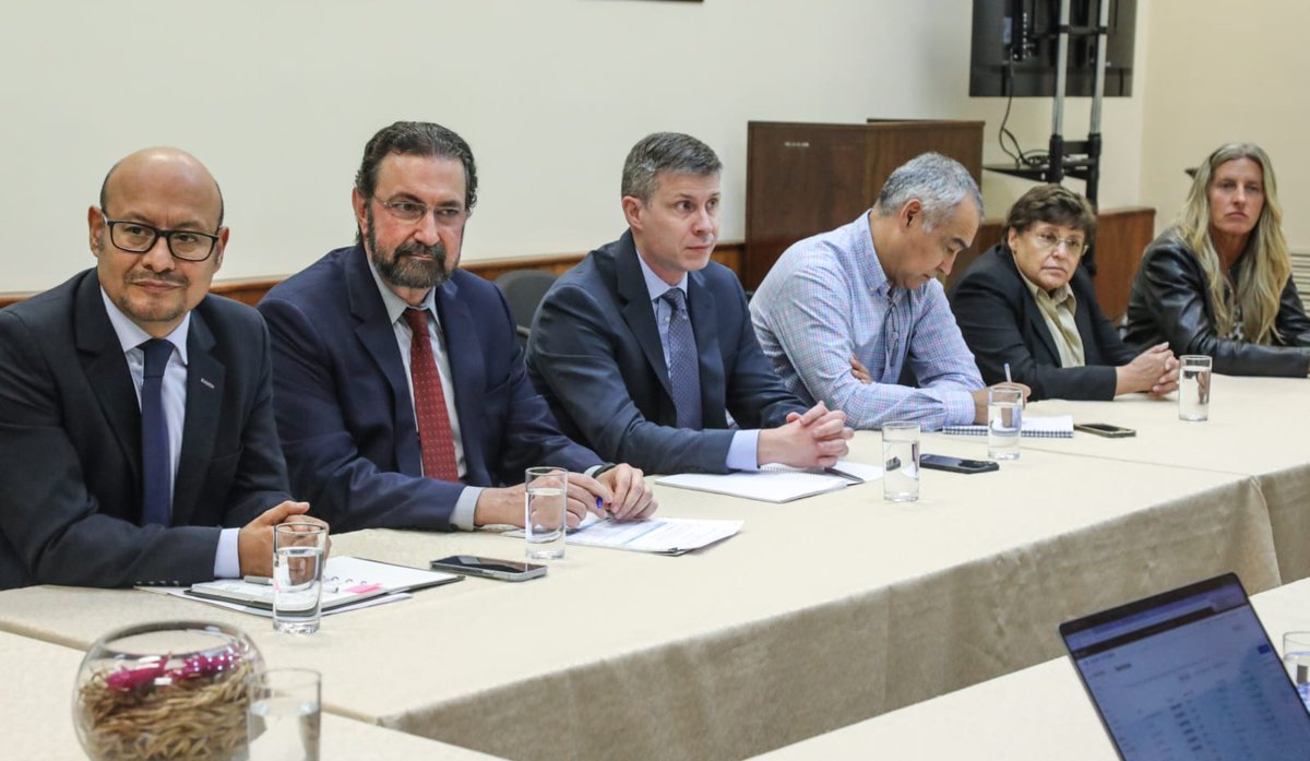 Una misión de especialistas de <a href="/el_BID/">Banco Interamericano de Desarrollo</a> comenzó la serie de reuniones previstas en el país para verificar avances en la implementación del #SIARE. En la víspera estuvieron con autoridades de Hacienda, encabezadas por el viceministro <a href="/ElizecheMarco/">Marco Elizeche</a>.

➡️ bit.ly/3xHpWGS