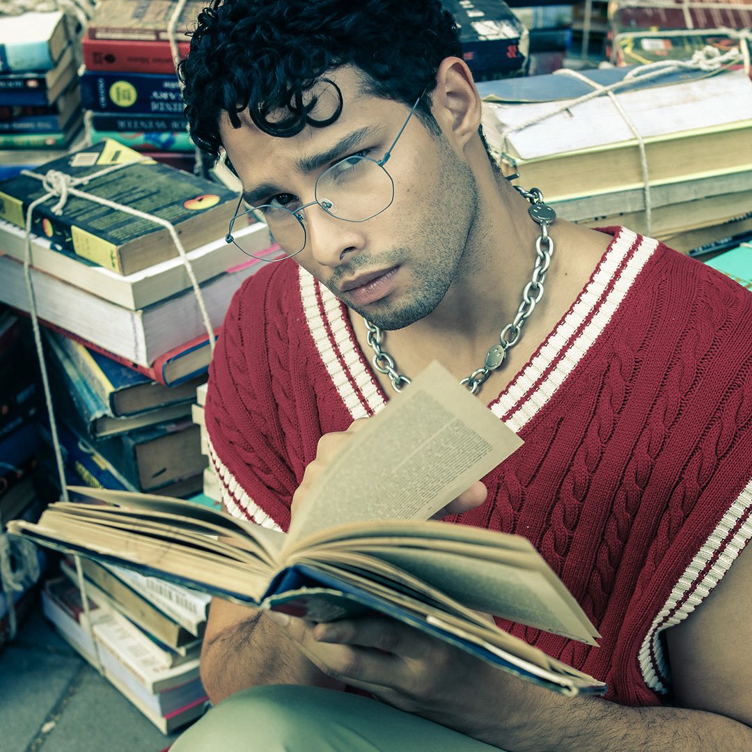 Romanticizing the 90’s

Do it wearing timeless round frames of #IDEEEyewear

#sunglasses #frames #shades #eyewear #IDEEEyewear #Retro