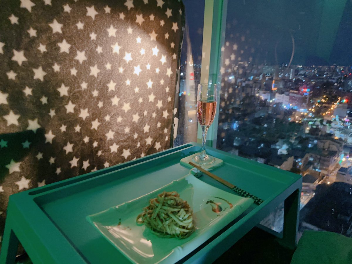 室友煮的愛的料理
還要所謂的氛圍感
我是在談戀愛了嗎(๑°⌓°๑)
燭光晚餐之類的？