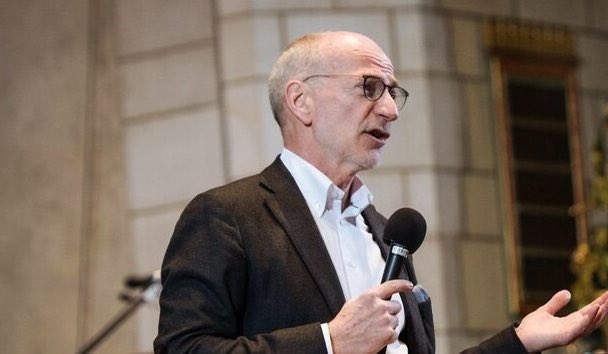 Ex-#CBC president who left the broadcaster 5-years ago is awarded retroactive 10.3% pay increase on $428,000 annual salary. Cabinet records show $44,000 raise was recommended by PM <a href="/JustinTrudeau/">Justin Trudeau</a>. blacklocks.ca/ex-cbc-chief-g… #cdnpoli <a href="/CBC/">CBC</a> <a href="/PresidentCBCRC/">CEO | PDG</a>