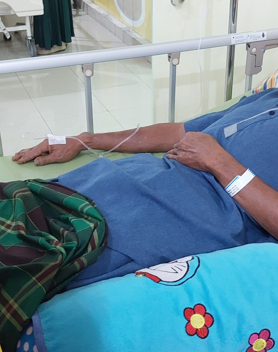 Kecinno's tweet photo. Drop..awalnya terdeteksi banyak bakteri, bbrp hari crk lagi sudah aman, tp ulu hati sudah nyeri dan tiap makan munt*h, sampe skrg masih coba makan sedikit2, semoga cepat sembuh bapak. https://t.co/lCedLTNHCg