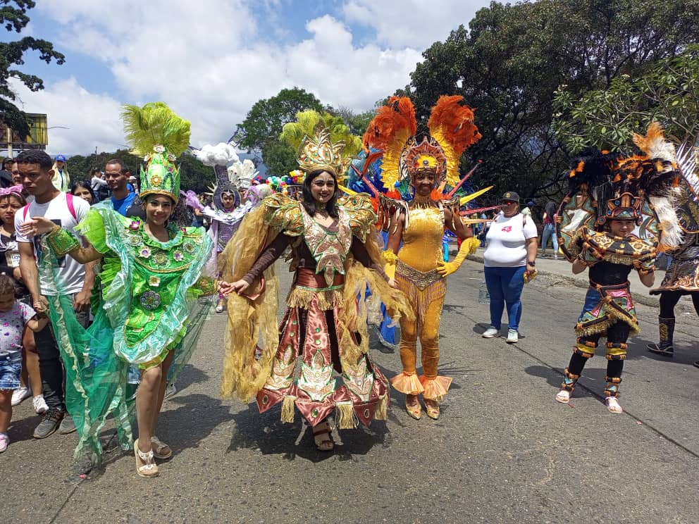 #21Feb| 🇻🇪 📢 ¡ETIQUETA DEL DÍA! ▶️

#VzlaViveElCarnaval

En familia, niñas y niños llenando nuestras calles de color, música y emoción.
