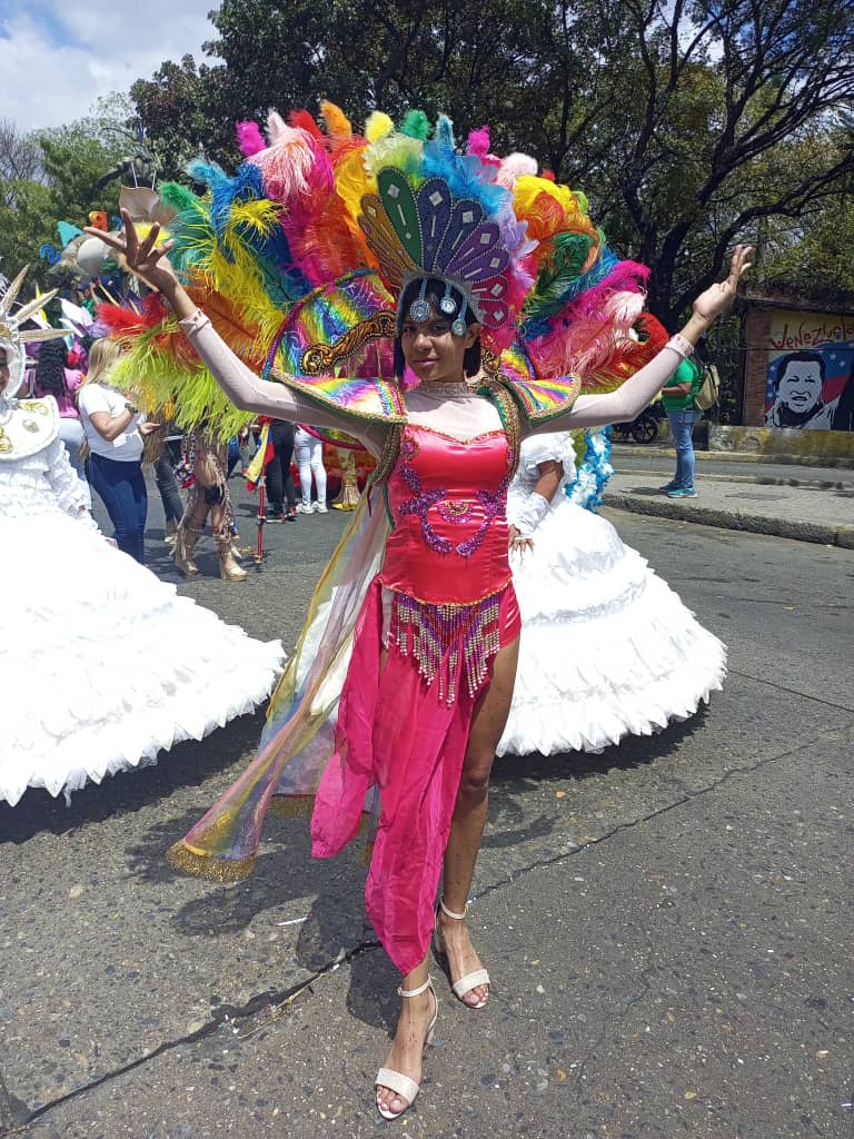 mippci_ven's tweet photo. #21Feb| 🇻🇪 📢 ¡ETIQUETA DEL DÍA! ▶️

#VzlaViveElCarnaval

En familia, niñas y niños llenando nuestras calles de color, música y emoción. https://t.co/4LngSwZElT