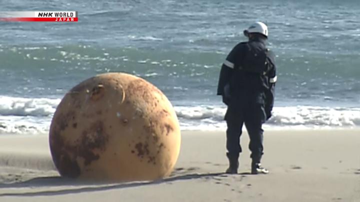 ijzeren bal aangespoeld op strand in Japan | NOS Jeugdjournaal