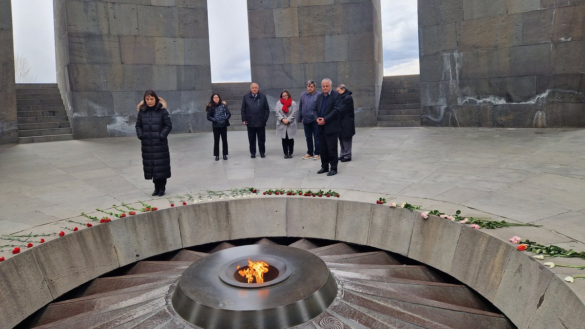 sylvieguillaume's tweet photo. Avec #EAFJD Fédération EuroArménienne pour la Justice et la Démocratie @karampetian et @EvinyanHeghine nous nous rendons au mémorial du #Genocide de #1915.
Une intension émotion à la mémoire de l'extermination des Armeniens. https://t.co/JVigO4K8yx