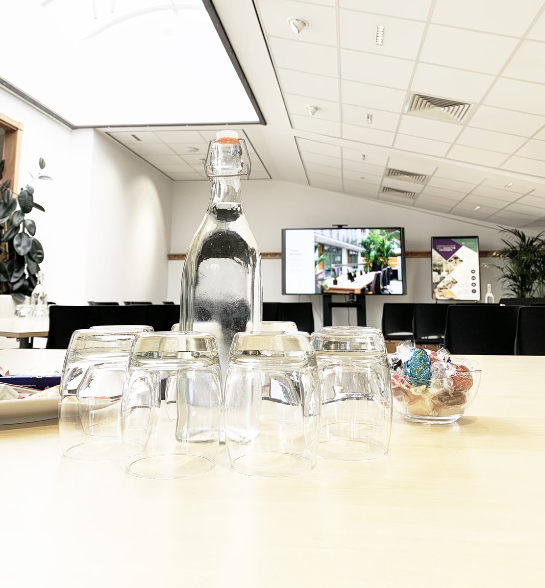 Cost, flexibility &amp; more: Why meeting room rentals are ideal for startups and small businesses when you don’t always need the extra office space.

Renting is more affordable
Rentals are flexible
Equipped with amenities
Creates a professional image
Guests will be warmly welcomed