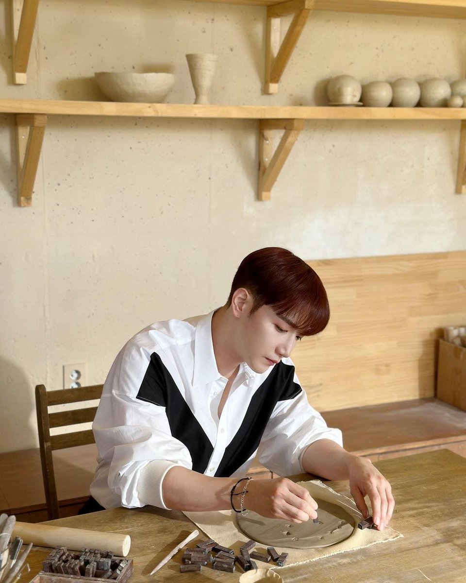 2pmalways's tweet photo. [2PM IG]
No but a white-shirt wearing, well-made ceramic statue by a craftsman has appeared *cries*

#Mings #ExistenceItself #IsAWorkOfArtAnd🖼️
#AMasterPiece #InItself✨
https://t.co/h1wldCNFDR https://t.co/0hyS4DaHnm
