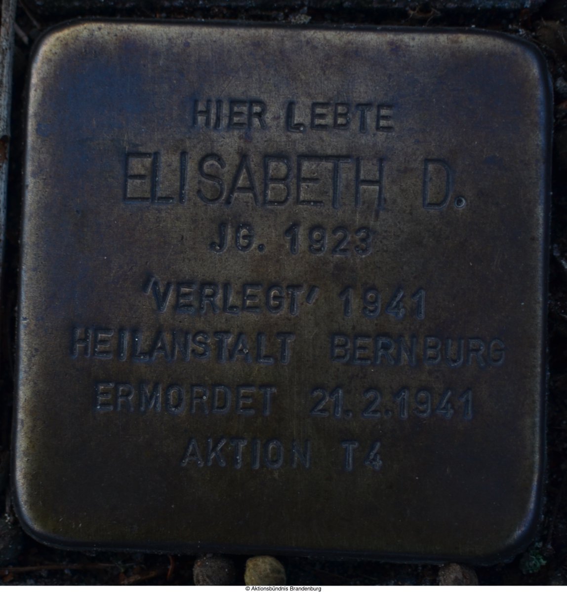Heute jährt sich der Todestag von Elisabeth D.
Letzter Wohnort: August-Bebel-Straße 1-4, Fürstenwalde/Spree
□
        Hier lebte
Elisabeth D. Jg. 1923
     'verlegt' 1941
Heilanstalt Bernburg
 ermordet 21.2.1941
          Aktion T4
stolpersteine-brandenburg.de/de/stolperstei…