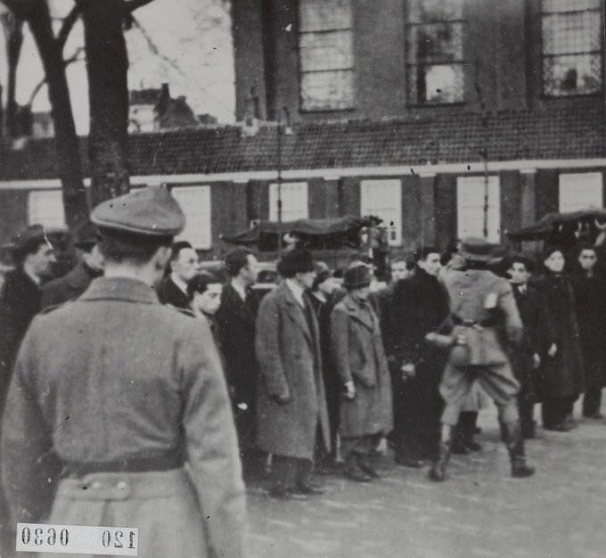 boudewijnsteur's tweet photo. Op deze dag in 1941 begon de eerste razzia in Nederland, waarbij meer dan 400 joodse mannen werden opgepakt, samengebracht op het Jonas Daniël Meijerplein en gedeporteerd naar concentratiekamp Mauthausen. Twee ervan overleefden het: Gerrit Blom en Max Nebig #opdatwijnietvergeten https://t.co/zq5YKrRnbW