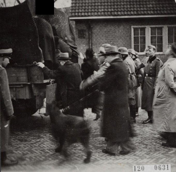 boudewijnsteur's tweet photo. Op deze dag in 1941 begon de eerste razzia in Nederland, waarbij meer dan 400 joodse mannen werden opgepakt, samengebracht op het Jonas Daniël Meijerplein en gedeporteerd naar concentratiekamp Mauthausen. Twee ervan overleefden het: Gerrit Blom en Max Nebig #opdatwijnietvergeten https://t.co/zq5YKrRnbW