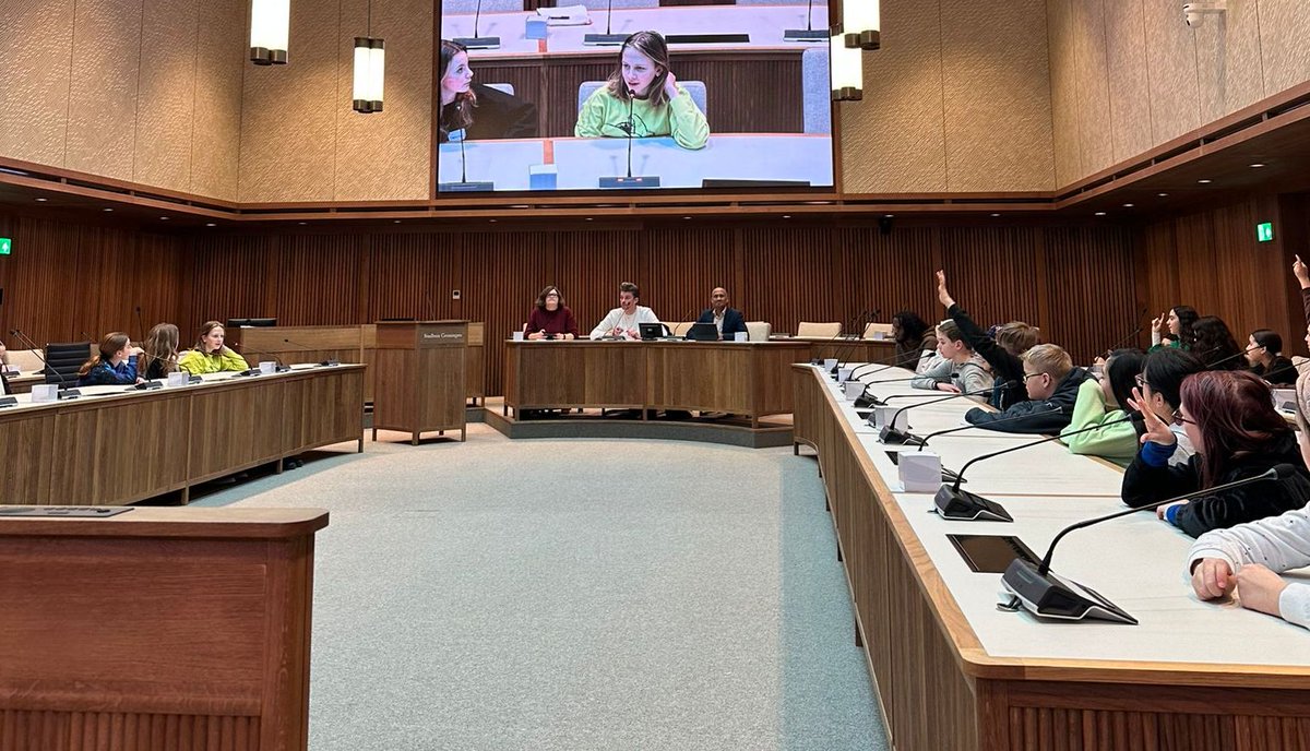 Gemeente Groningen (@gem_groningen) on Twitter photo Afgelopen zondag ontvingen raadsleden #raad050 Jim Lo-A-Njoe, Jeffry van Hoorn en Justine Jones 24 leerlingen IMC <a href="/Weekendschool/">IMC Weekendschool</a> (“voor aanvullend onderwijs aan kinderen uit die wijken waar dat het hardst nodig is”) op stadhuis gemeenteraad.groningen.nl/actueel/leerli… Afgelopen zondag ontvingen raadsleden #raad050 Jim Lo-A-Njoe, Jeffry van Hoorn en Justine Jones 24 leerlingen IMC <a href="/Weekendschool/">IMC Weekendschool</a> (“voor aanvullend onderwijs aan kinderen uit die wijken waar dat het hardst nodig is”) op stadhuis gemeenteraad.groningen.nl/actueel/leerli…