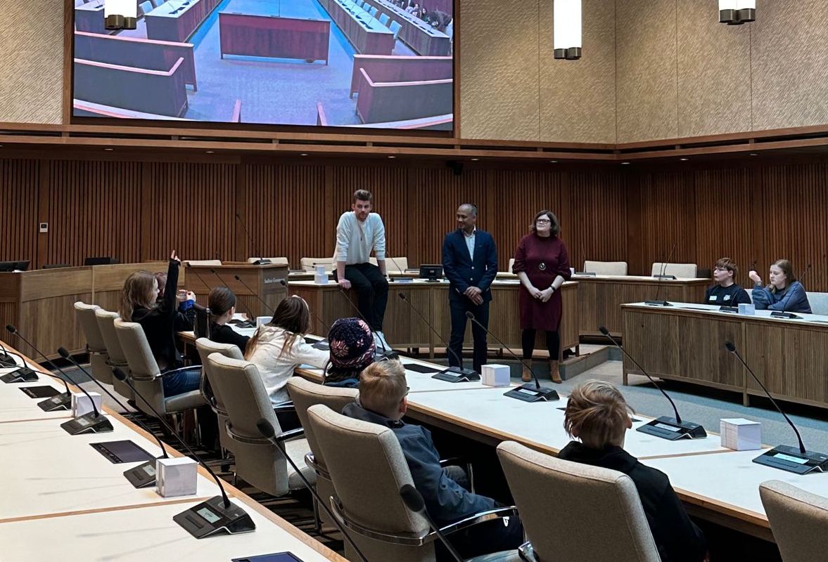 gem_groningen's tweet image. Afgelopen zondag ontvingen raadsleden #raad050 Jim Lo-A-Njoe, Jeffry van Hoorn en Justine Jones 24 leerlingen IMC @Weekendschool (“voor aanvullend onderwijs aan kinderen uit die wijken waar dat het hardst nodig is”) op stadhuis gemeenteraad.groningen.nl/actueel/leerli…