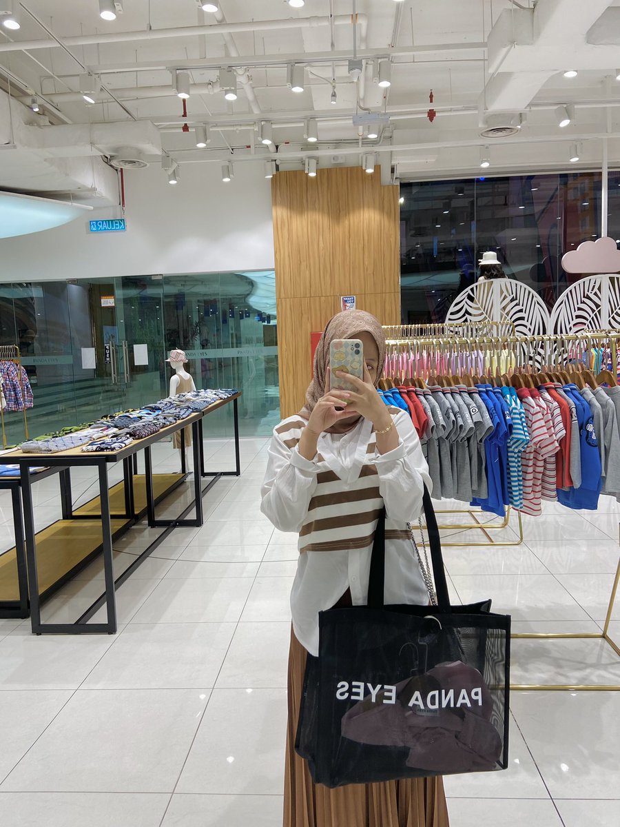 tikasyazana's tweet photo. Nasib baik ada tudung #CoffeeEdition rushing nak keluar tadi iron cincai je pastu letak awning terus jadi. Mak lurveeee https://t.co/WmKZMdRRec