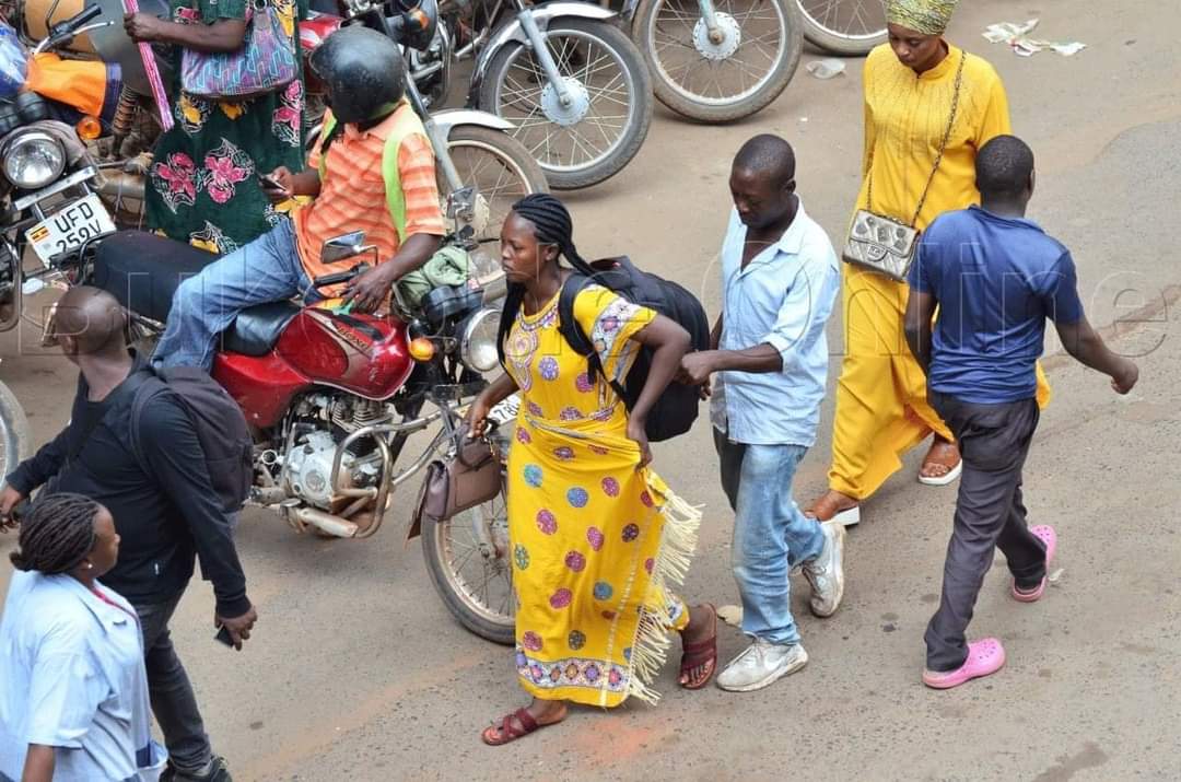 Lukowoyesigyire's tweet photo. Central Police Station Kampala has arrested Nsubuga John alias Mbalango today on allegations of robbery. The suspect was traced and apprehended on William Street after being photographed stealing from pedestrians in the city along Nabugabo and William Street.
📸 @EriaLuyimbazi https://t.co/Kf2Pti4vtA