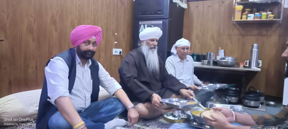ravigrewalmoga's tweet photo. ਅੱਜ ਸੈਕਟਰ 28 ਚੰਡੀਗੜ ਵਿਖੇ ਸਾਡੇ ਬਹੁਤ ਹੀ ਸਤਿਕਾਰਯੋਗ ਬਾਬਾ ਗੁਰਦੇਵ ਸਿੰਘ ਨਾਨਕਸਰ ਵਾਲੇ ਜੀ ਨੂੰ ਮਿਲਣ ਦਾ ਅਤੇ ਓਹਨਾ ਨਾਲ ਬੈਠ ਕੇ ਪਰਸ਼ਾਦਾ ਸ਼ਕਣ ਦਾ ਸੁਭਾਗ ਪ੍ਰਾਪਤ ਹੋਇਆ।
#Nanaksar
#Dharmkot
@BJP4Punjab https://t.co/qJlJUHGN3E