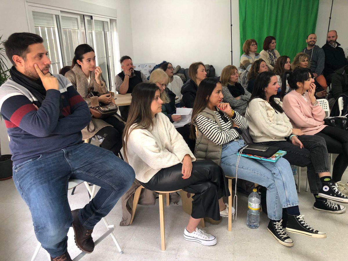 soludable's tweet photo. Trabajando y formando sin parar para conseguir los modelos de #EscuelaSoludable ☀️ Ayer por la tarde @alba_rzmz dio la tercera charla al profesorado de @CEIPEmiliaOliv sobre proyectos como #SunSmart o #SunSafeSchools https://t.co/4wla2Tbnym