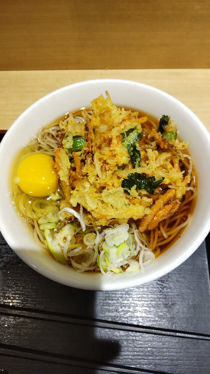 TsukemenO's tweet photo. かき揚げ天玉そば    寒い季節には暖かいお蕎麦が美味しいね
#池袋
#そば https://t.co/4nsR6dNPee
