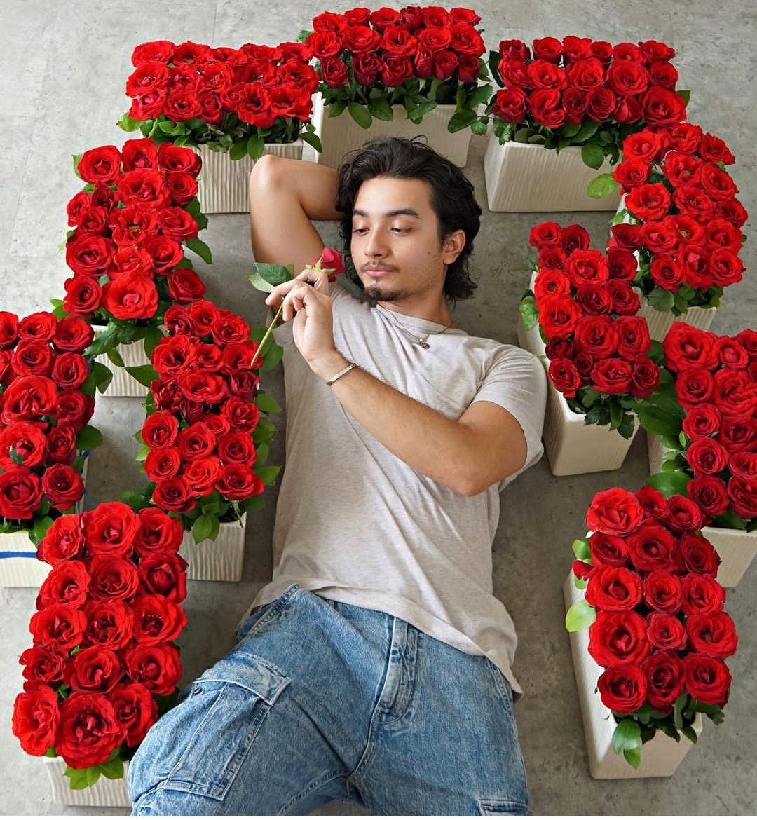 Wih udah kek kesebelasan sepak bola nih. Kira-kira Bryan Domani selebrasi untuk siapa nih kasi 11 buket bunga.