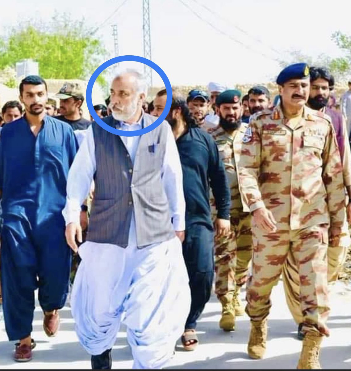 ShafiqAhmadAdv3's tweet image. فوجی افسروں اور فوجیوں کے جھرمٹ میں نظر آنے والا یہ شخص کوئی فوجی افسر نہیں بلکہ فوج کا ڈیٹھ سکواڈ چلانے والا،سینکٹروں افراد کو نجی جیل میں رکھنے اور غریب بلوچ خاتون گراں ناز اور اسکے دو بیٹوں کا قاتل بلوچستان کا صوبائی وزیر سردار عبدالرحمن کھتران ہے