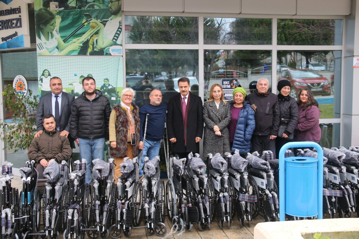 av_cemildeveci's tweet photo. Başta depremzedeler olmak üzere 30 engelli vatandaşımıza tekerlekli sandalye desteği vermeye başladık.

‘Yaralarımızı birlikte saracağız’ diyerek büyük bir dayanışma seferberliği başlattığımız Atakum’da kardeş aileler için dayanışmamız gün geçtikçe artıyor. https://t.co/sxVNQyZGV4