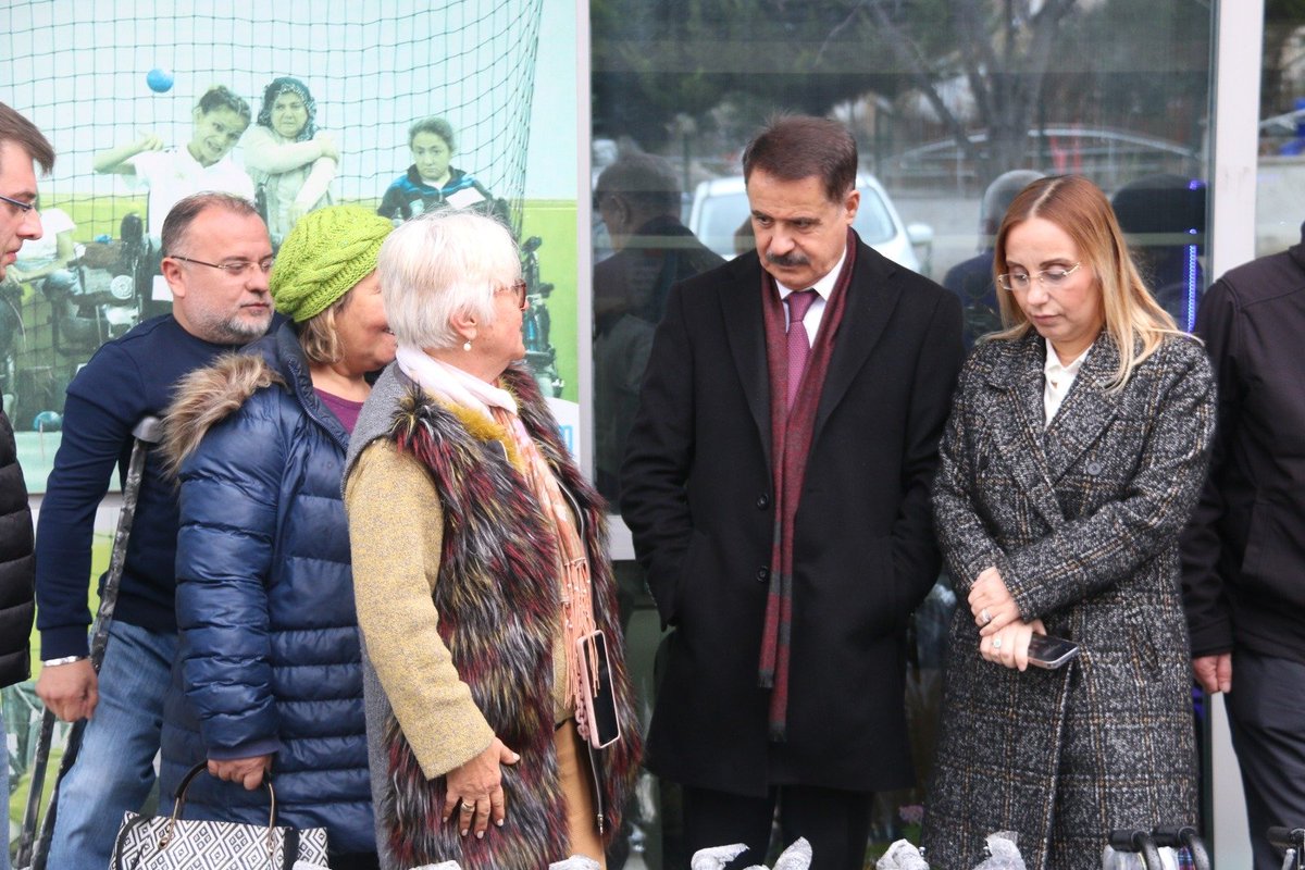 av_cemildeveci's tweet photo. Başta depremzedeler olmak üzere 30 engelli vatandaşımıza tekerlekli sandalye desteği vermeye başladık.

‘Yaralarımızı birlikte saracağız’ diyerek büyük bir dayanışma seferberliği başlattığımız Atakum’da kardeş aileler için dayanışmamız gün geçtikçe artıyor. https://t.co/sxVNQyZGV4