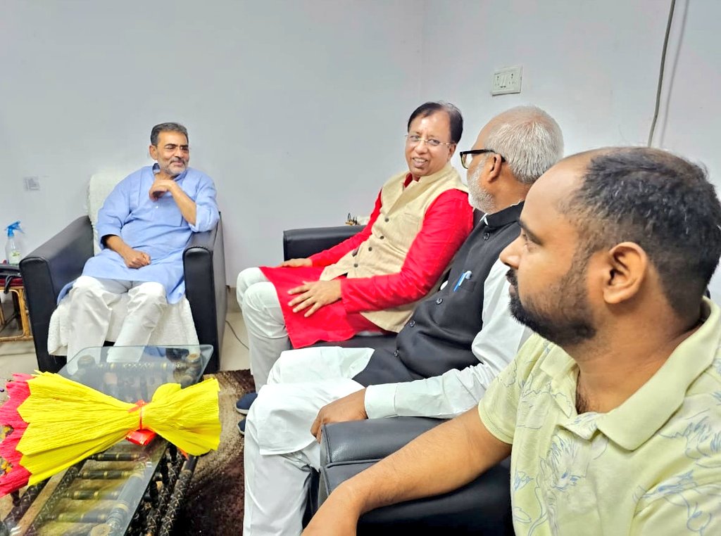 Satyend69894359's tweet photo. राष्ट्रीय लोक जनता दल के राष्ट्रीय अध्यक्ष आदरणीय नेता श्री @UpendraKushRLJD जी से भाजपा प्रदेश अध्यक्ष श्री @sanjayjaiswalMP जी मिलकर बधाई एवम शुभकामनाएं दिए। https://t.co/tZr01Mhcns
