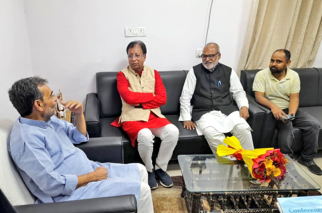 Satyend69894359's tweet photo. राष्ट्रीय लोक जनता दल के राष्ट्रीय अध्यक्ष आदरणीय नेता श्री @UpendraKushRLJD जी से भाजपा प्रदेश अध्यक्ष श्री @sanjayjaiswalMP जी मिलकर बधाई एवम शुभकामनाएं दिए। https://t.co/tZr01Mhcns