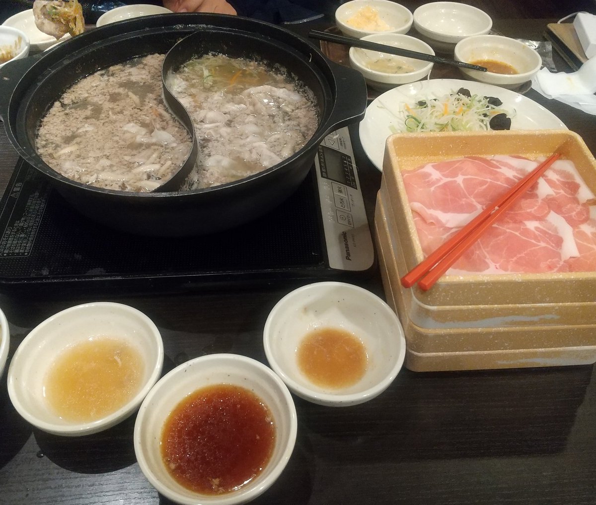 tkuno0224's tweet image. 家族全員休みだったので、昼ごはんはしゃぶ葉でしゃぶしゃぶ食べ放題に行きました。マイジムが休みだったので球場横のジムでトレーニングしました。#groupfight  で前にいた 元 IRの人カッコよかった。
#モリモリごはんでみなぎるパワー