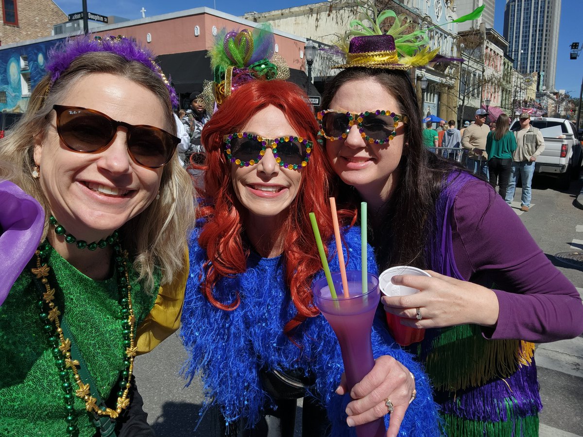 VirginiaBridges's tweet image. Happy #FatTuesday, y'all! 💚💜💛

(Back at my desk today, but did a little celebrating over the weekend in #MobileAL, the #orginalMardiGras.)