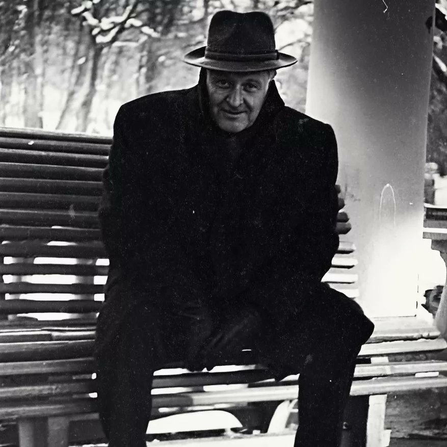 ... ve dövüşebilirim,
doğru bulduğum, haklı bulduğum, güzel bulduğum her şey için, herkes için,
yaşım başım buna engel değil,
ama gel gör ki çoktan unuttum şaşıp kalmayı.