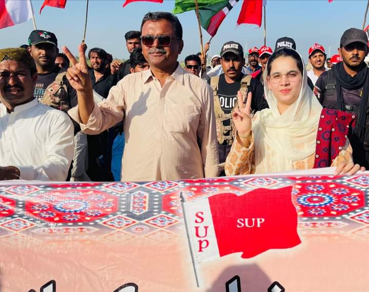 ایس یو پی کے سربراھ سید زین شاہ کی جانب سے سکر سے کراچی تک پیادل مارچ میہڑ پہنچنے پر ام رباب نے شاندار استقبال کیا۔

#SindhMarch #Dadu #Mehar #dadutimestv #SUP