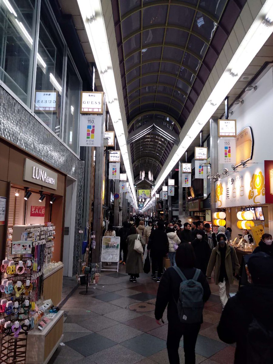 AlzaHotel's tweet photo. 京都の繁華街「寺町・新京極」。
18：00頃、この人出です。
京都に観光客が戻って来てます。
皆さんも京都に「おいでやす！」

＃京都　＃寺町　＃新京極　＃繁華街 https://t.co/BuwuVs0Pfc